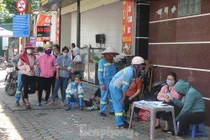 Hà Nội: Hàng trăm công nhân vệ sinh rơi nước mắt khi nhận tiền lương bị nợ