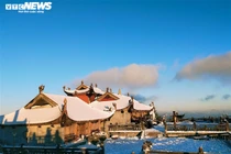 Tuyết phủ trắng dưới nắng vàng, đỉnh Fansipan đẹp như tiên cảnh ngày 29 Tết