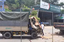 Chồng lao vào xe tải đang đỗ, vợ tử vong, con nguy kịch