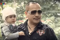 Hình ảnh đối lập của tài tử đóng vai bố Thy trong 'Hương vị tình thân'