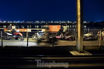 Cầu Long Biên lại thành điểm hẹn hò, tập thể dục sau khi Hà Nội nới lỏng"