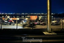 Cầu Long Biên lại thành điểm hẹn hò, tập thể dục sau khi Hà Nội nới lỏng"