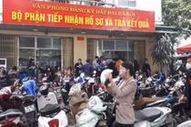 Cực nhọc mưu sinh giữa nắng bỏng rát ở Hà Nội