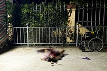 Người tàn tật đang hóng mát bị đối tượng tâm thần chém tử vong