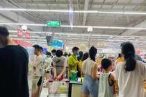 Hà Nội nới lỏng: Siêu thị tối cuối tuần đông người, đã chủ quan trước COVID-19?