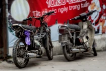 Xe máy cũ nát nhan nhản lộng hành trên phố Hà Nội 