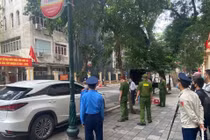 Lái xe Lexus có biển ra vào Bộ Công an thách thức tổ liên ngành