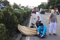 Xe tải tông chết nữ công nhân cắt cỏ rồi bỏ trốn