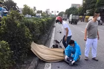 Xe tải tông chết nữ công nhân cắt cỏ rồi bỏ trốn