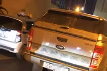 Bán tải gây tai nạn khiến người phụ nữ bị thương rồi bỏ chạy