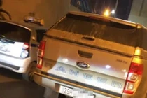 Bán tải gây tai nạn khiến người phụ nữ bị thương rồi bỏ chạy