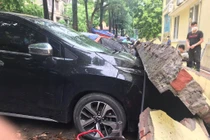 Sập tường ở Hà Nội, hàng loạt ô tô bị đè đầu