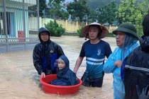 Cảnh báo mùa mưa lũ: Học sinh Quảng Ninh dùng chậu để chạy lũ