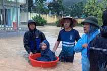 Cảnh báo mùa mưa lũ: Học sinh Quảng Ninh dùng chậu để chạy lũ