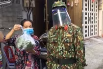 Hình ảnh ấn tượng nhất bộ đội “ship” nhu yếu phẩm tới nhà dân TP HCM 