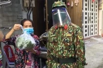 Hình ảnh ấn tượng nhất bộ đội “ship” nhu yếu phẩm tới nhà dân TP HCM 