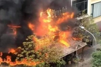 Cháy quán lẩu ếch, cột khói bốc cao hàng trăm mét