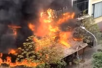 Cháy quán lẩu ếch, cột khói bốc cao hàng trăm mét