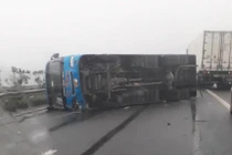 Xe khách lật trên cao tốc chắn ngang đường, 6 người thoát nạn