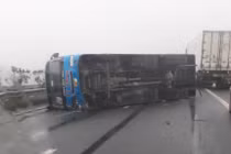 Xe khách lật trên cao tốc chắn ngang đường, 6 người thoát nạn