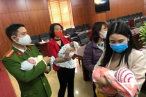 Vụ đường dây bán trẻ sơ sinh sang Trung Quốc: Mẹ trẻ bán con nhận bao tiền?