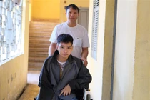 Nam sinh được bạn cõng 10 năm và phòng ghép đặc biệt ở KTX Bách khoa