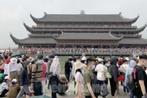 "Biển người" chen chân đi lễ chùa Tam Chúc - Hà Nam