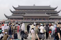 "Biển người" chen chân đi lễ chùa Tam Chúc - Hà Nam