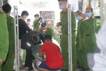 Khám xét shop bạo hành, cắt tóc nữ sinh lấy trộm váy ở Thanh Hóa