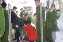 Khám xét shop bạo hành, cắt tóc nữ sinh lấy trộm váy ở Thanh Hóa