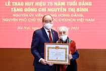 Chủ tịch nước trao Huy hiệu 75 năm tuổi Đảng cho bà Nguyễn Thị Bình