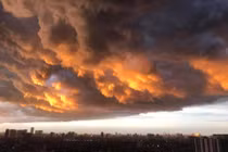 Bầu trời đen kịt bao phủ Hà Nội trước và trong cơn mưa dông