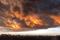 Bầu trời đen kịt bao phủ Hà Nội trước và trong cơn mưa dông