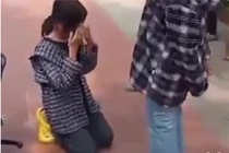 Tát nữ sinh, bắt quỳ gối, cư xử lệch chuẩn... cha mẹ nên làm gì?