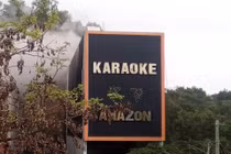 Cháy quán hát karaoke, khói bốc cao hàng trăm mét