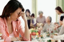 Chơi lớn biếu quà Tết sang kèm 30 triệu, nàng dâu bị mẹ chồng “giận tím mặt"