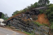 Xe đầu kéo bốc cháy trên đèo, lái xe tử vong