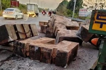 Bắc Giang: Ôtô làm rơi nhiều khối bê tông, đè chết người đi đường