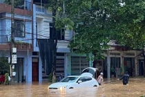 Nhiều nơi ở TP Lào Cai chìm trong biển nước do mưa lớn