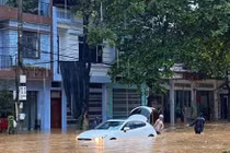 Nhiều nơi ở TP Lào Cai chìm trong biển nước do mưa lớn