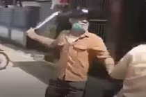 Video: Thanh niên ở Hà Tĩnh không đội mũ bảo hiểm còn rút dao, kiếm chống trả CSGT