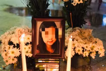 Mẹ đẻ bé gái 8 tuổi bị bạo hành tử vong đề nghị khởi tố chồng cũ