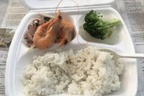 Bữa ăn bị tố cắt xén trong KCL Quảng Ninh: Đúng xử sao?