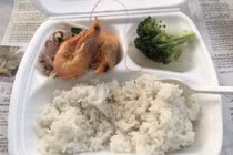 Bữa ăn bị tố cắt xén trong KCL Quảng Ninh: Đúng xử sao?