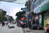 Video: Ô tô "điên" đâm 7 xe máy ở Lào Cai
