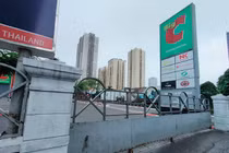 Big C Thăng Long “cửa đóng then cài” vắng lặng do COVID-19