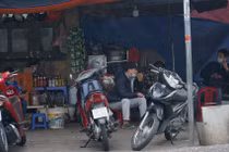 Sau lệnh "cấm", nhiều quán trà đá ở Hà Nội vẫn hoạt động