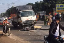 Đấu đầu với xe tải, 2 thanh niên đi xe máy tử vong tại chỗ