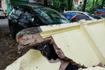 Sập tường trường mầm non Mai Dịch đè hàng loạt ô tô: Ai bồi thường?