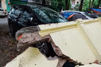 Sập tường trường mầm non Mai Dịch đè hàng loạt ô tô: Ai bồi thường?